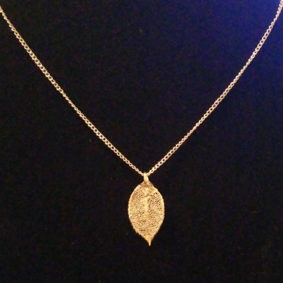 Yellow gold leaf necklace - Picture 2 of 4
